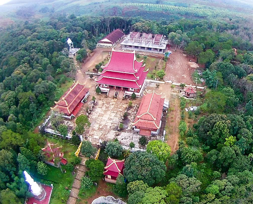 Chùa Khánh Lâm điểm thu hút khách du lịch khi tới Măng Đen nhìn trên cao